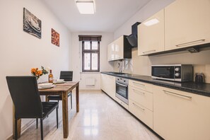Fridge, microwave, oven, stovetop - Dream 15 Comfort & Design Steps from Old Market (Bydgoszcz)