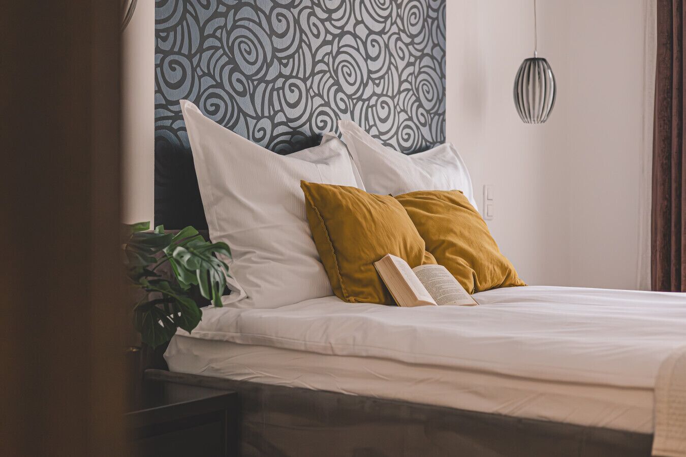 Tabla de planchar con plancha, cuna de viaje, wifi y ropa de cama 