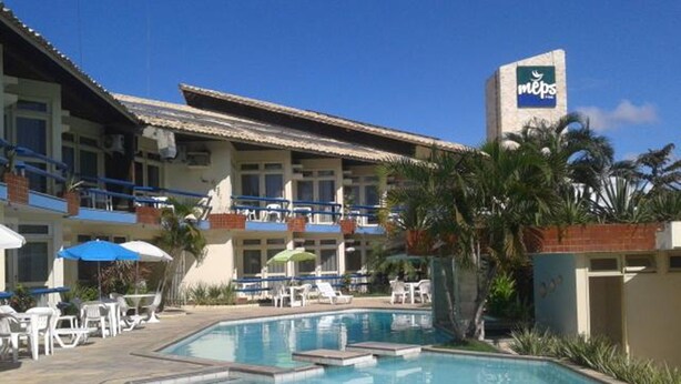 Hotel amb piscina, zones d'estar a l'aire lliure i un cartell per a diputats al Parlament Europeu.
