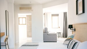 A hotel room with a bed, a sofa, a chair, and a small table. - Hotel Cullera Coast by Mij (Cullera)