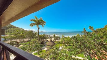 Un balcón con vista a la playa y al océano.