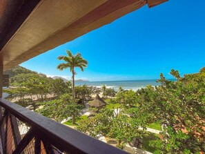 A balcony with a view of a beach and ocean. - Hotel Nacional Inn Ubatuba Praia Das Toninhas (Ubatuba)