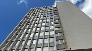 A tall building with a grid of windows and a flat roof. - Samba Belo Horizonte Vintage Apart Hotel (Belo Horizonte)