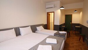 A hotel room with two beds, a desk, and a chair. - Samba Belo Horizonte Vintage Apart Hotel (Belo Horizonte)