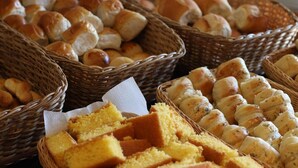 Baskets filled with various bread and cake slices. - Samba Belo Horizonte Vintage Apart Hotel (Belo Horizonte)