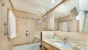 Ein modernes Badezimmer mit Badewanne, Waschbecken und einem großen Spiegel.