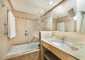 A modern bathroom with a bathtub, a sink, and a large mirror. - Insotel Tarida Beach Resort & SPA (Sant Josep de sa Talaia)