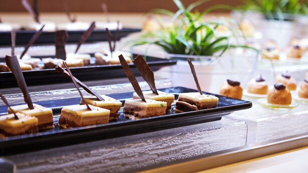 Un présentoir de desserts avec différents types de gâteaux et de pâtisseries.