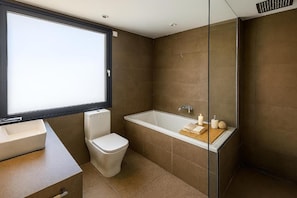 A modern bathroom with a bathtub, toilet, and sink. - Sitges (Sitges)