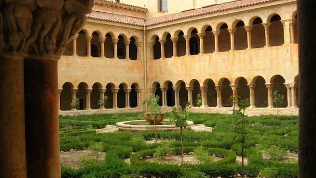 Un cortile con una fontana, circondato da archi e colonne, che suggerisce un sito storico o culturale.