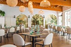 A dining area with round tables, chairs, and hanging woven light fixtures. - Ilunion Sancti Petri (Chiclana de la Frontera)