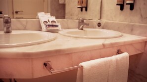 A bathroom with two sinks, a towel rack, and a mirror. - Hotel Vertice Chipiona Mar (Chipiona)
