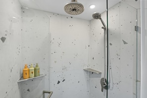 Shower, eco-friendly toiletries, hair dryer, towels - Stylish Designer Loft And Adventure Hub With EV Charger Near Woodstock & Okemo (West Windsor)