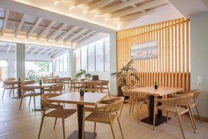 Bar (trong khuôn viên)