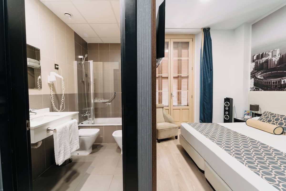 Ein modernes Badezimmer mit Dusche, Toilette und Waschbecken.