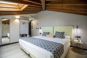 Une chambre à coucher avec un grand lit, une armoire, un miroir et une table de chevet avec une lampe.
