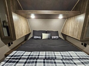 2 bedrooms, desk, WiFi, bed sheets - Camper near Theme Parks, Airport, Major  Highways (Orlando)