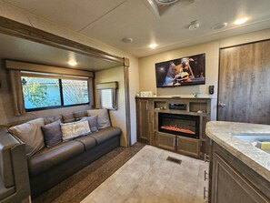 TV, fireplace - Camper near Theme Parks, Airport, Major  Highways (Orlando)