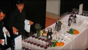 A table set for a formal event with wine glasses, bottles, and plates. - Hotel Rural Aldeaduero (Saucelle)