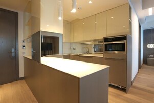 Una cocina moderna con una isla central, electrodomésticos de acero inoxidable y un diseño minimalista.