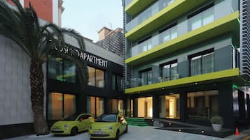 A modern building with a sign reading "RESIDENCE APARTMENT".