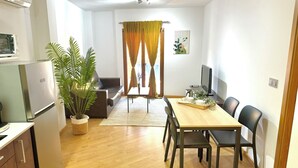 Un espacio habitable moderno con cocina, comedor y zona de estar.