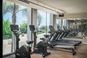 A gym with multiple treadmills, stationary bikes, and ellipticals. - Estival Maramar (El Vendrell)