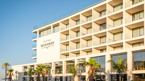 A multi-story hotel with a modern design, featuring balconies on each floor and a clear sky. - Estival Maramar (El Vendrell)