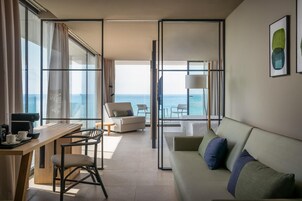 Minibar, caja de seguridad en la habitación y escritorio