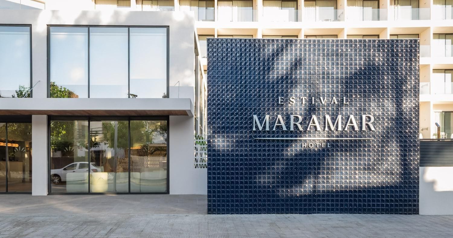 Maramar Hotels fasad med en stor vägg beklädd med kakel, där hotellets namn visas.