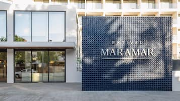 Maramar Hotels fasad med en stor vägg beklädd med kakel, där hotellets namn visas.