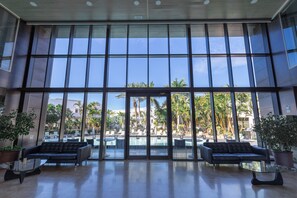 A spacious lobby with large windows, a pool area, and two sofas. - R2 Bahía Design Hotel & Spa Wellness - Adults Only (Tuineje)