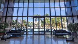 A spacious lobby with large windows, a pool area, and two sofas. - R2 Bahía Design Hotel & Spa Wellness - Adults Only (Tuineje)