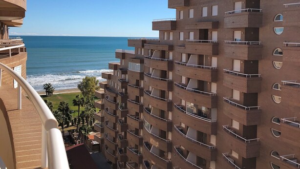 A multi-story building with balconies overlooking a beach and ocean. - Acv-costa Marina Ii-1ª Linea Planta 10 Sur (Oropesa del Mar)