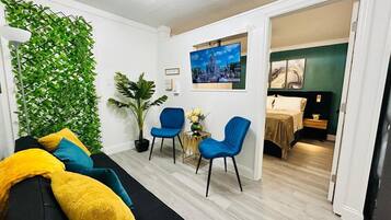 Bureau, fer et planche Ă repasser, Wi-Fi