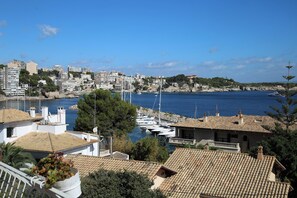 A coastal town with buildings, a marina, and boats. - Hotel Zhero-palma (Calvia)