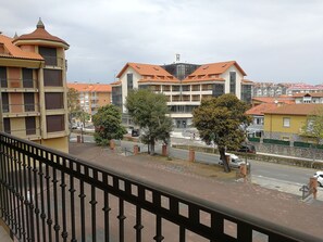 Un immeuble résidentiel doté d’une cour intérieure, de nombreux balcons et d’un mélange de styles architecturaux modernes et traditionnels.