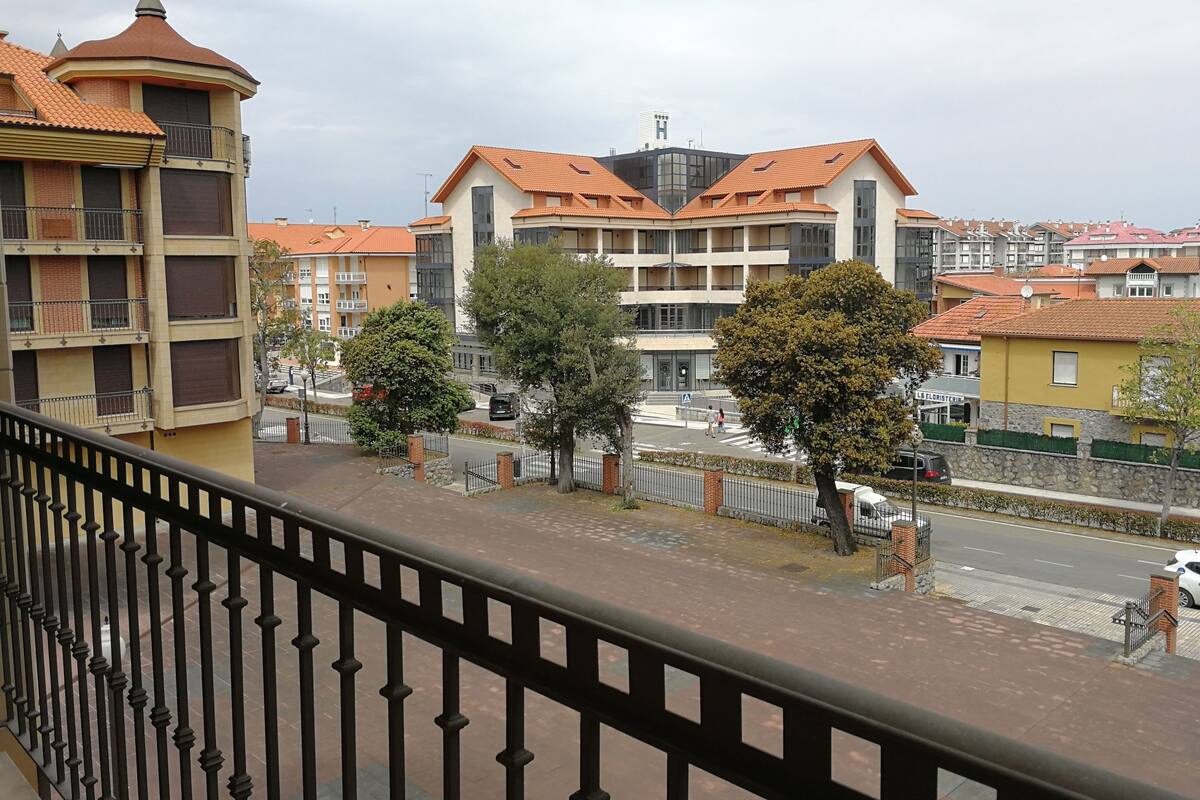 Un edificio residencial con un patio central, varios balcones y una combinación de estilos arquitectónicos modernos y tradicionales.