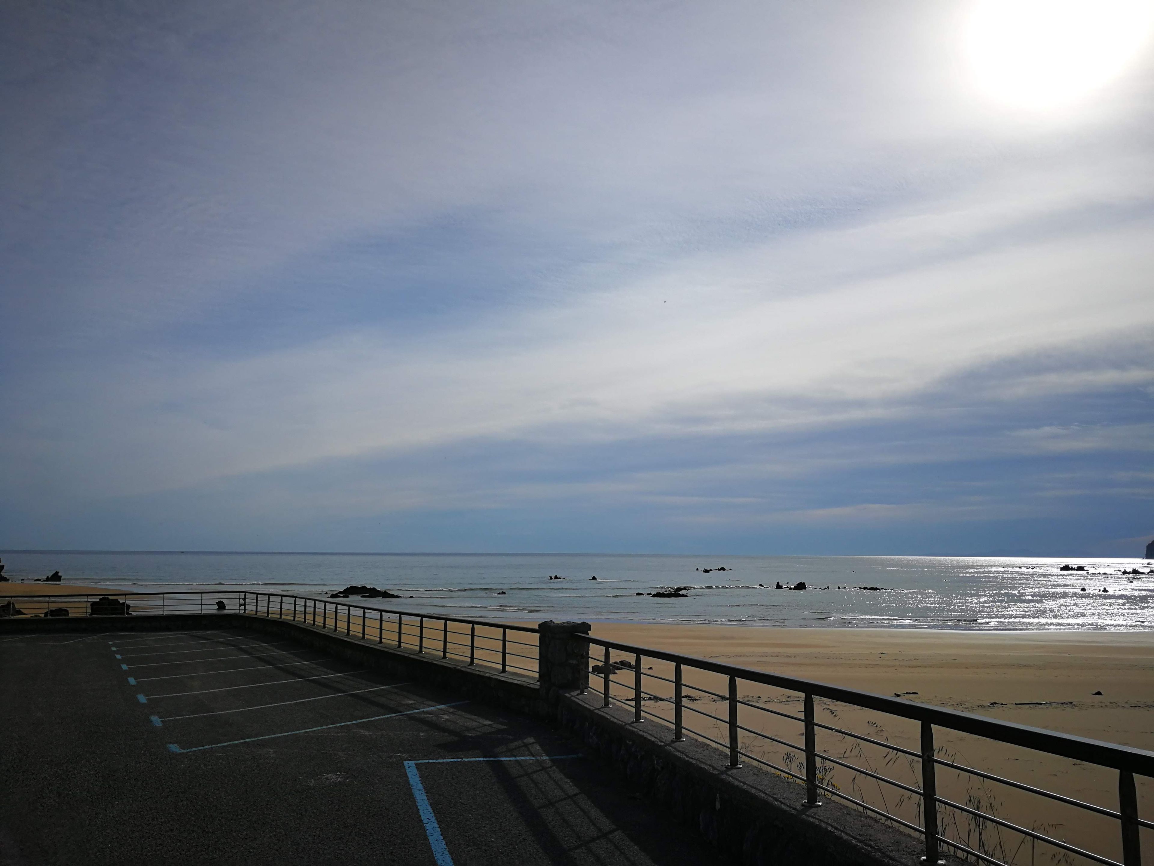 Un estacionamiento con vistas a la playa y al océano.
