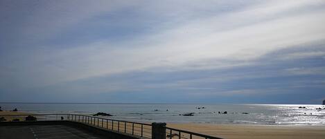 Een parkeerplaats met uitzicht op strand en zee.