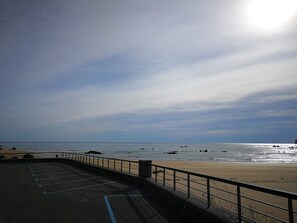 Un estacionamiento con vistas a la playa y al océano.