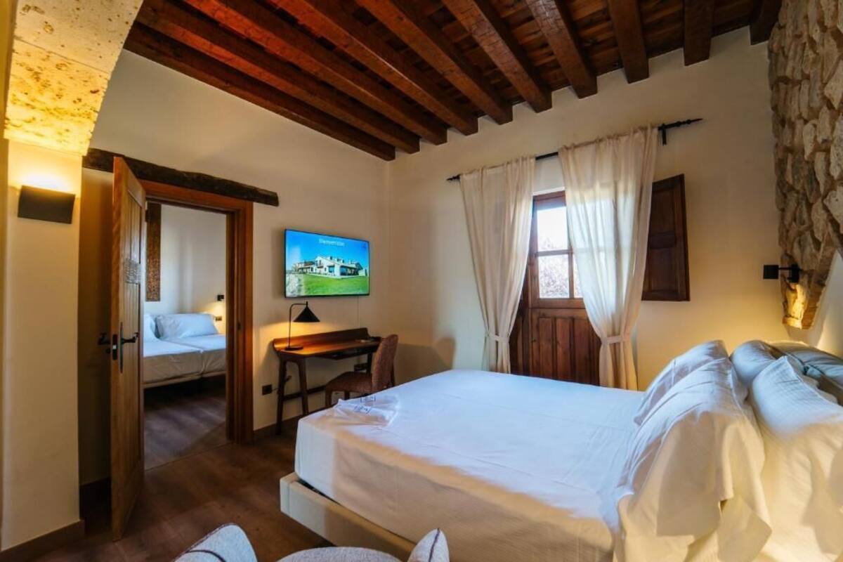 Une chambre à coucher avec un lit, un bureau et un téléviseur.