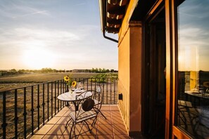 A balcony with a table set for two, overlooking a vineyard. - Abba Las Viñas Tiedra Hotel Rural (Tiedra)
