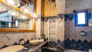 A bathroom with a large sink, a bathtub, and a mirror. - Abba Las Viñas Tiedra Hotel Rural (Tiedra)