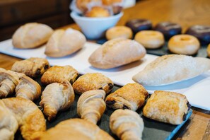 A variety of pastries displayed on a tray. - Abba Las Viñas Tiedra Hotel Rural (Tiedra)
