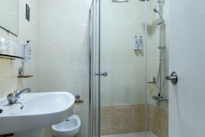 Een badkamer met een wastafel, toilet en douche.