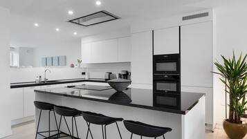 Een koelkast, een microgolfoven, een oven, een kookplaat