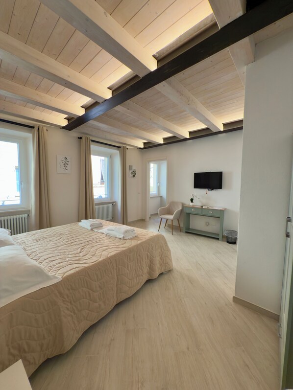 Deluxe Room, 1 Bedroom | Soundproofing, free WiFi, bed sheets
