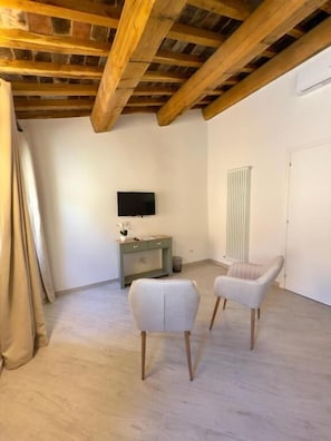 Deluxe Room, 1 Bedroom | Living area - La Dimora di Roberta (Montalcino)