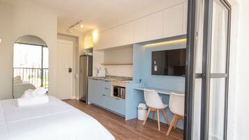 Apartamento superior, sacada, vista para o jardim | Vista do quarto